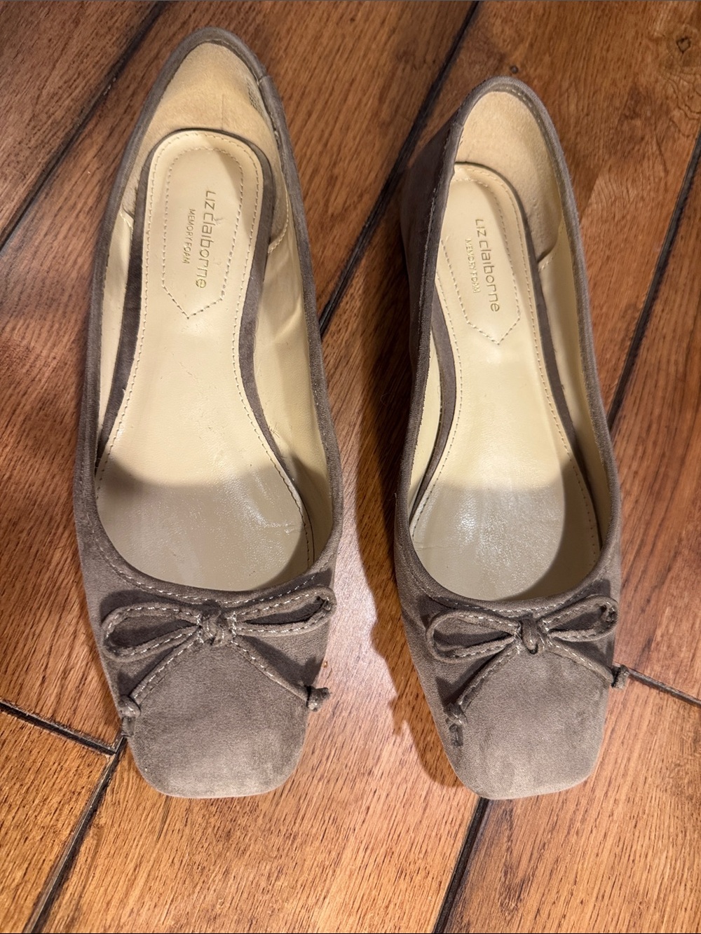 Liz Claiborne Taupe Suede Bow Flats